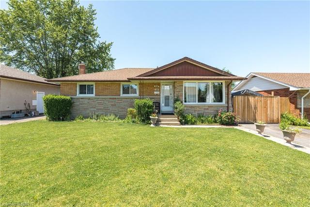 100 Jacobson Avenue, House detached with 3 bedrooms, 1 bathrooms and null parking in St. Catharines ON | Image 1