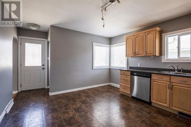 515 12 Street Sw, House detached with 3 bedrooms, 2 bathrooms and 2 parking in Medicine Hat AB | Image 4