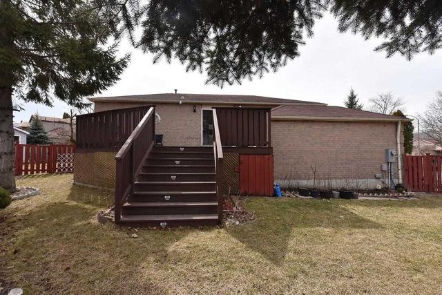 102 Comrie Terr, House detached with 2 bedrooms, 2 bathrooms and 2 parking in Toronto ON | Image 26