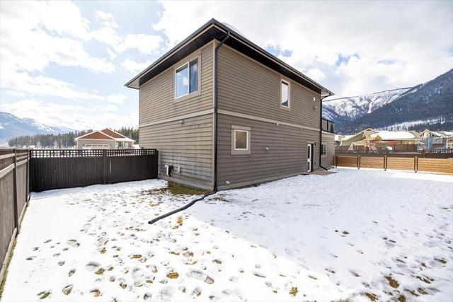 2221 Black Hawk Drive, House detached with 3 bedrooms, 2 bathrooms and 4 parking in Sparwood BC | Image 38