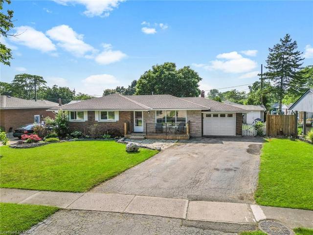 17 Clearview Heights, House detached with 2 bedrooms, 2 bathrooms and 5 parking in St. Catharines ON | Image 1