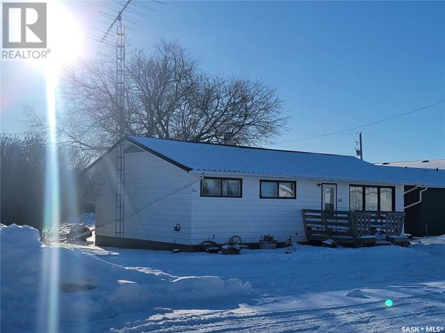 411 4th Street, House detached with 3 bedrooms, 2 bathrooms and null parking in Denzil SK | Image 1