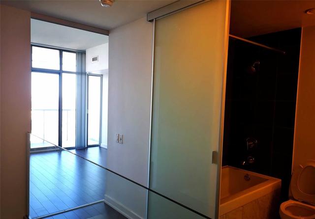 3807 - 33 Charles St E, Condo with 1 bedrooms, 2 bathrooms and 0 parking in Toronto ON | Image 4