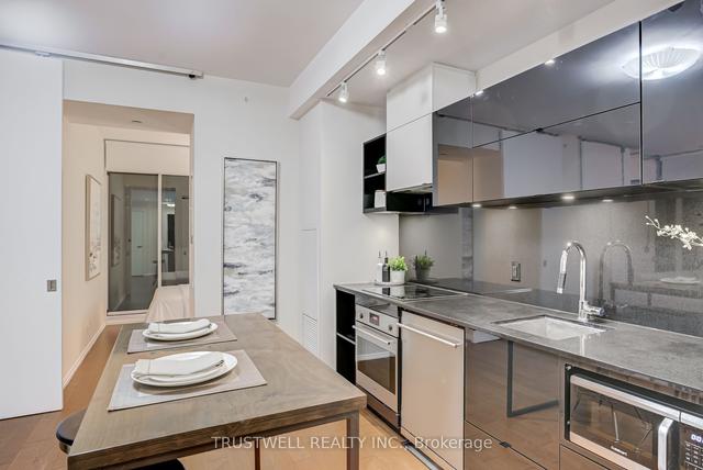 1009 - 125 Peter St, Condo with 2 bedrooms, 1 bathrooms and 1 parking in Toronto ON | Image 5
