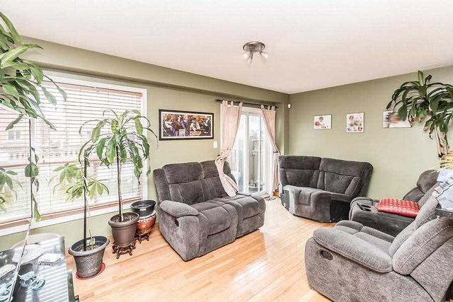 40 Cadillac Cres, House semidetached with 3 bedrooms, 4 bathrooms and 3 parking in Brampton ON | Image 3