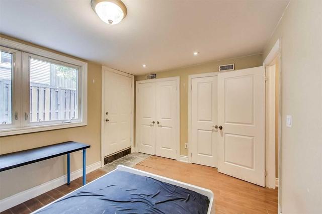 243 Lippincott St, House attached with 7 bedrooms, 1 bathrooms and 0 parking in Toronto ON | Image 27