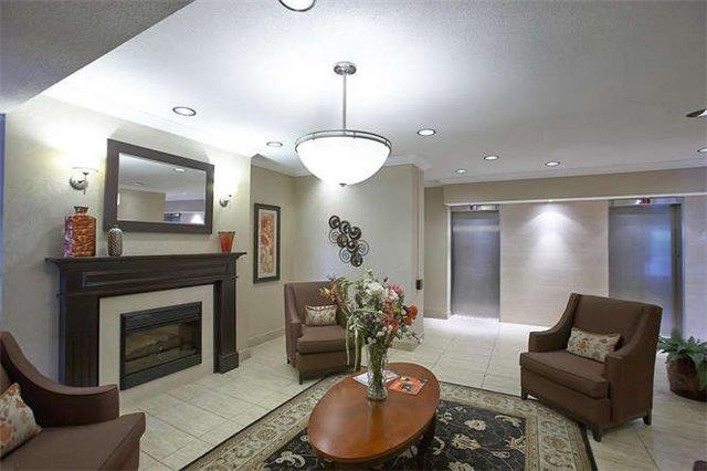 1002 - 250 Scarlett Rd, Condo with 2 bedrooms, 1 bathrooms and 1 parking in Toronto ON | Image 2