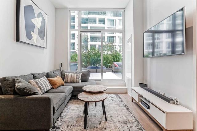 215 - 27 Bathurst St, Condo with 2 bedrooms, 2 bathrooms and 1 parking in Toronto ON | Image 4
