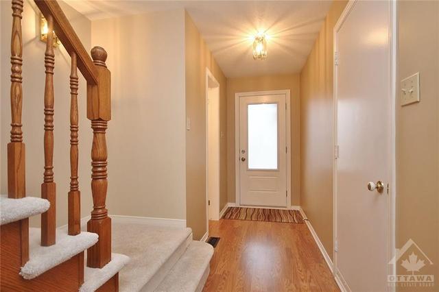 96 Southport Drive, Townhouse with 3 bedrooms, 3 bathrooms and 3 parking in Ottawa ON | Image 5