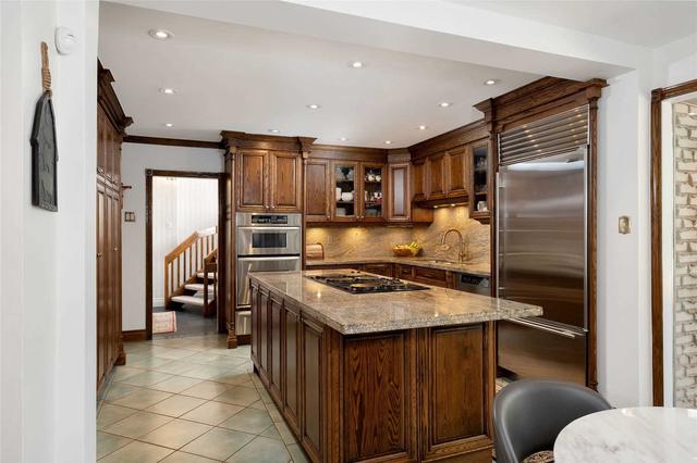 81 Valecrest Dr, House detached with 6 bedrooms, 6 bathrooms and 8 parking in Toronto ON | Image 2