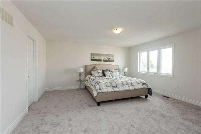 33 Cole Cres, House attached with 3 bedrooms, 3 bathrooms and 1 parking in Brantford ON | Image 3