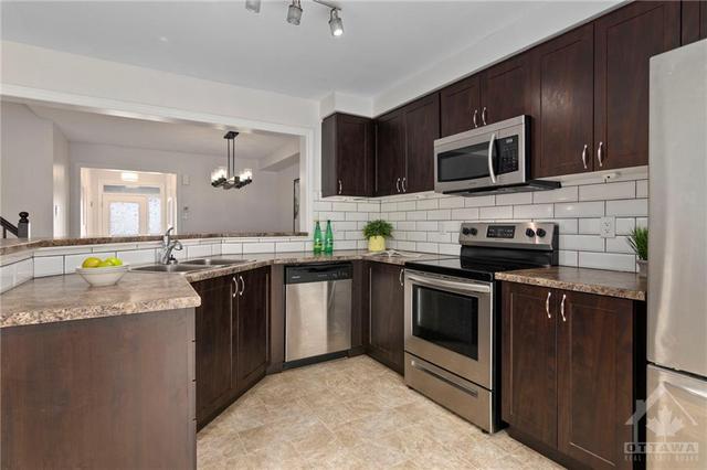114 Lanceleaf Way, Townhouse with 3 bedrooms, 3 bathrooms and 3 parking in Ottawa ON | Image 11