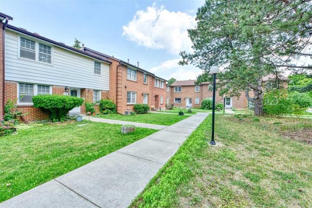 32 Balmoral Dr, Townhouse with 3 bedrooms, 2 bathrooms and 1 parking in Brampton ON | Image 33