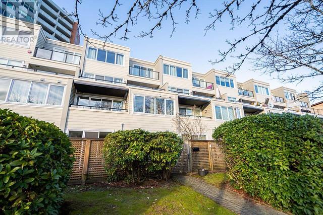 3913 Pender Street, House attached with 2 bedrooms, 2 bathrooms and 1 parking in Burnaby BC | Image 2