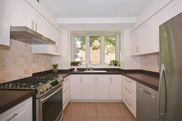209A Mutual St, House attached with 3 bedrooms, 2 bathrooms and 1 parking in Toronto ON | Image 3