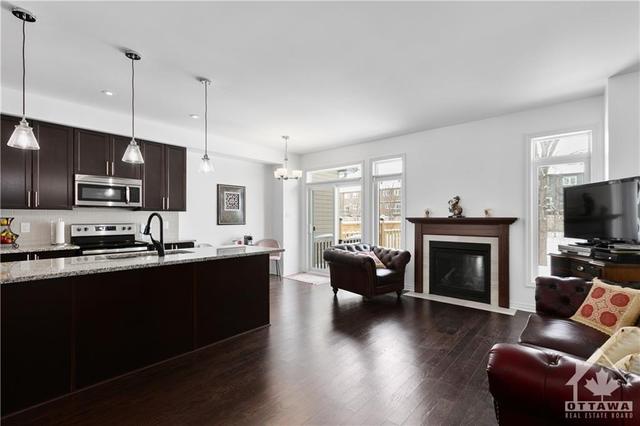 136 Hawkeswood Drive, Townhouse with 3 bedrooms, 3 bathrooms and 1 parking in Ottawa ON | Image 8