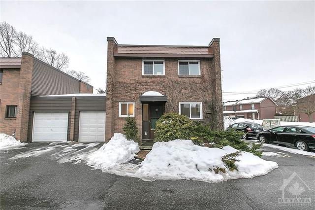 3 Arnold Drive, Townhouse with 3 bedrooms, 2 bathrooms and 1 parking in Ottawa ON | Image 3