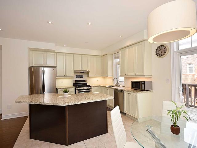 1993 Oana Dr, House attached with 3 bedrooms, 3 bathrooms and 1 parking in Mississauga ON | Image 5