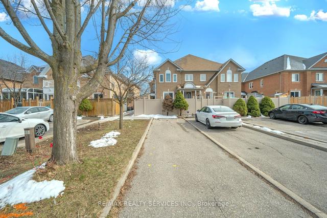 127 Clover Bloom Rd, House attached with 3 bedrooms, 3 bathrooms and 2 parking in Brampton ON | Image 1