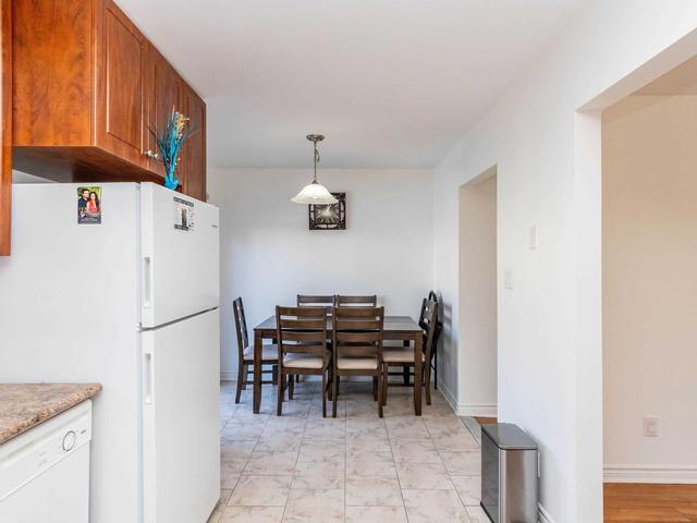 86 Morley Cres, Townhouse with 3 bedrooms, 2 bathrooms and 2 parking in Brampton ON | Image 2