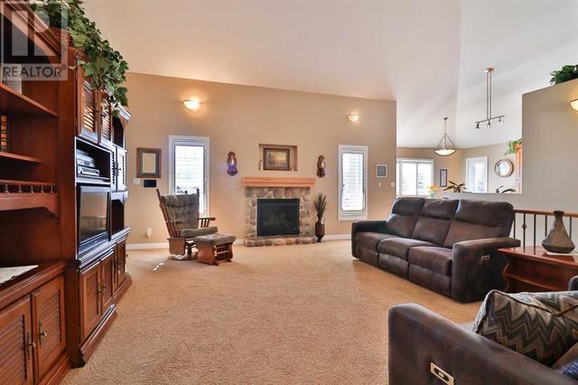 360 E 1 Avenue S, House detached with 5 bedrooms, 3 bathrooms and 8 parking in Magrath AB | Image 10