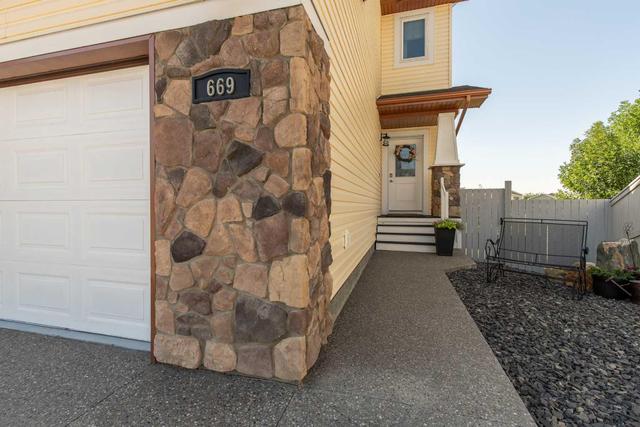 669 Twinriver Crescent W, House detached with 3 bedrooms, 2 bathrooms and 4 parking in Lethbridge AB | Image 3