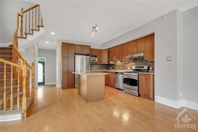 210 Stedman Street, Townhouse with 3 bedrooms, 3 bathrooms and 3 parking in Ottawa ON | Image 13