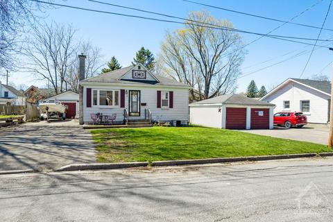 10 Stuart Street, House detached with 3 bedrooms, 1 bathrooms and 6 parking in Brockville ON | Card Image