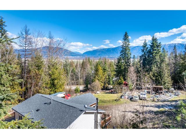 853 Birchmont Drive, House detached with 4 bedrooms, 2 bathrooms and null parking in Central Kootenay C BC | Image 28
