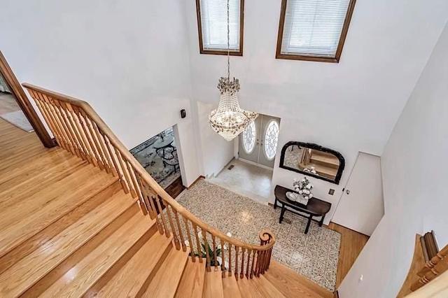 48 Leafield Dr, House detached with 4 bedrooms, 5 bathrooms and 2 parking in Toronto ON | Image 3
