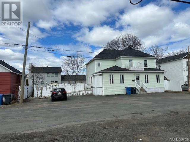9 Duke, House detached with 7 bedrooms, 3 bathrooms and null parking in Campbellton NB | Image 2