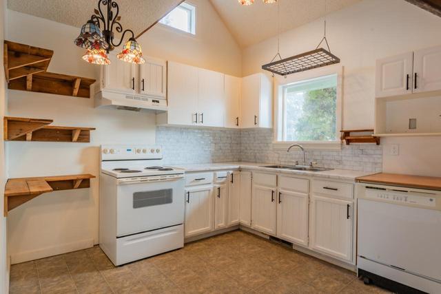 421 104th Street, House detached with 3 bedrooms, 3 bathrooms and null parking in Castlegar BC | Image 19