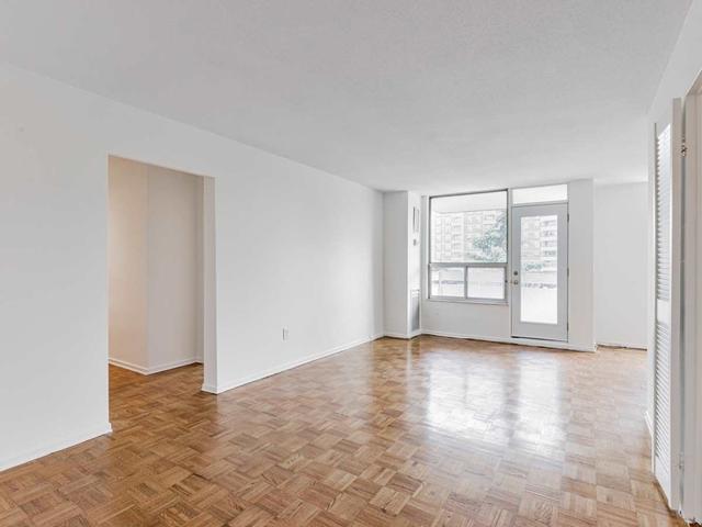 416 - 10 Edgecliff Gfwy, Condo with 3 bedrooms, 2 bathrooms and 1 parking in Toronto ON | Image 2