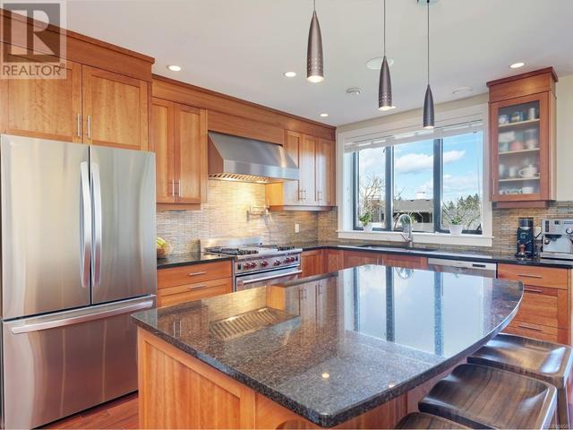 708 Bossi Pl, House detached with 4 bedrooms, 3 bathrooms and 4 parking in Saanich BC | Image 14