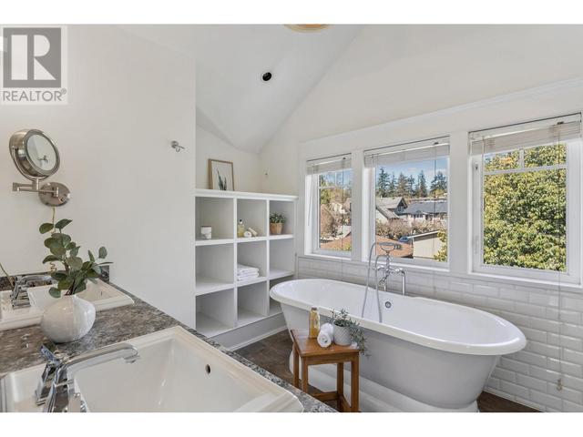 448 W 14th Street, House detached with 6 bedrooms, 3 bathrooms and 4 parking in North Vancouver BC | Image 22