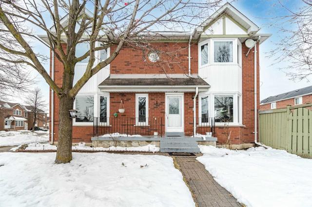 32 Softneedle Ave, House semidetached with 3 bedrooms, 3 bathrooms and 3 parking in Brampton ON | Image 1