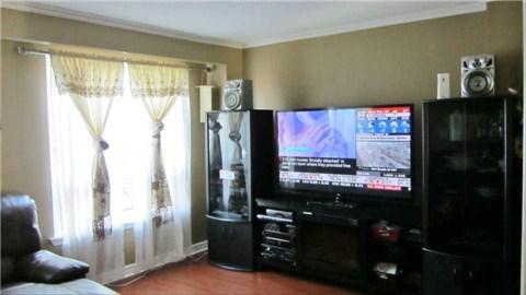 73 Moregate Cres, Townhouse with 3 bedrooms, 2 bathrooms and 1 parking in Brampton ON | Image 3