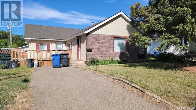 941 110th Street, House detached with 3 bedrooms, 2 bathrooms and null parking in North Battleford CY SK | Card Image