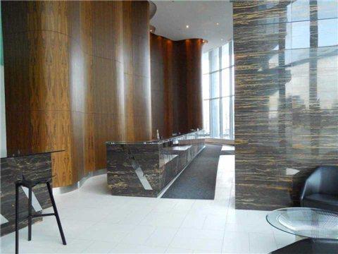 3302 - 21 Iceboat Terr, Condo with 1 bedrooms, 1 bathrooms and 1 parking in Toronto ON | Image 2