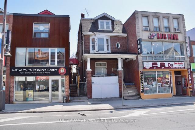 657 Bloor St W, House semidetached with 5 bedrooms, 1 bathrooms and 2 parking in Toronto ON | Image 1