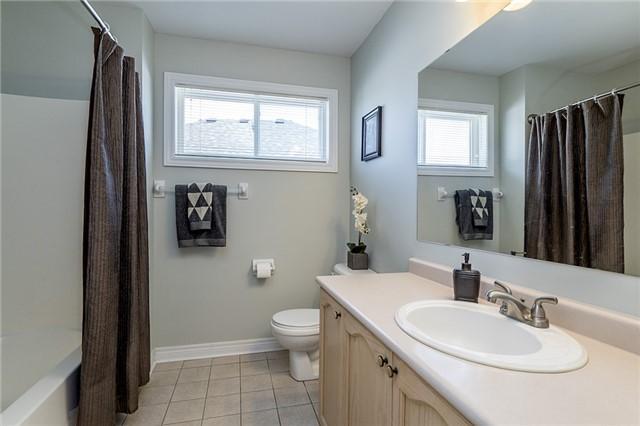 70 Heritage Crt, House detached with 3 bedrooms, 2 bathrooms and 2 parking in Barrie ON | Image 9