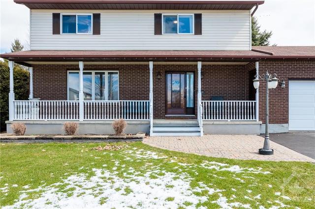 502 Quart Court, House detached with 3 bedrooms, 3 bathrooms and 6 parking in North Dundas ON | Image 2