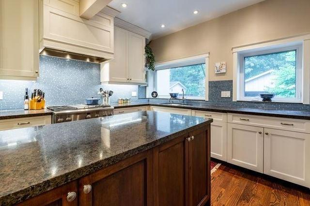 8 Carey Rd, House detached with 3 bedrooms, 3 bathrooms and 1 parking in Toronto ON | Image 3