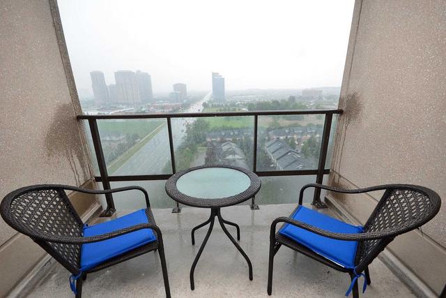 1605 - 220 Forum Dr, Condo with 2 bedrooms, 2 bathrooms and 1 parking in Mississauga ON | Image 2