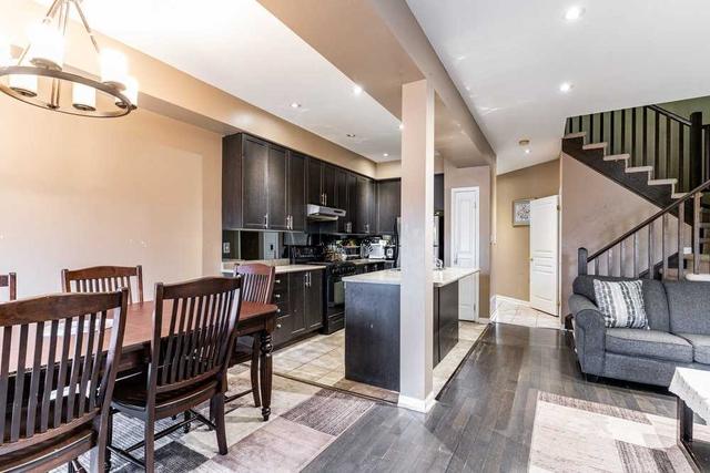 2411 Shadow Crt, House attached with 3 bedrooms, 3 bathrooms and 3 parking in Oakville ON | Image 2