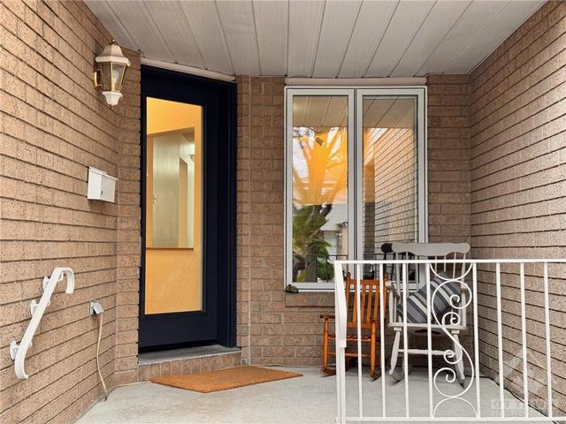 12 Scarlet Court, Townhouse with 3 bedrooms, 3 bathrooms and 3 parking in Ottawa ON | Image 2