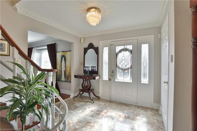 2023 Lady Di Court, House detached with 5 bedrooms, 3 bathrooms and 6 parking in Mississauga ON | Image 3