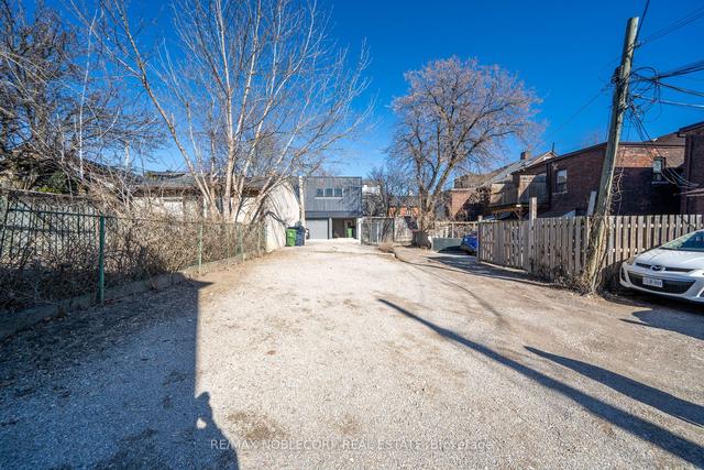 299 Shaw St, House semidetached with 3 bedrooms, 3 bathrooms and 4 parking in Toronto ON | Image 28