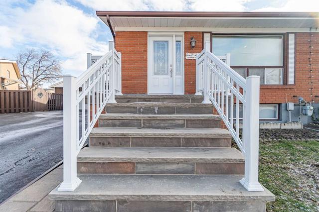 26 Sharon Crt, House semidetached with 4 bedrooms, 2 bathrooms and 4 parking in Brampton ON | Image 1