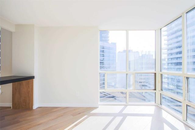 2112 - 44 St Joseph St, Condo with 2 bedrooms, 2 bathrooms and 1 parking in Toronto ON | Image 2